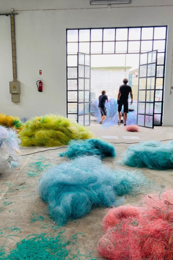 Here you see fishing nets that have been sorted by colour before they are ground down and turned into 3D printed furniture. 