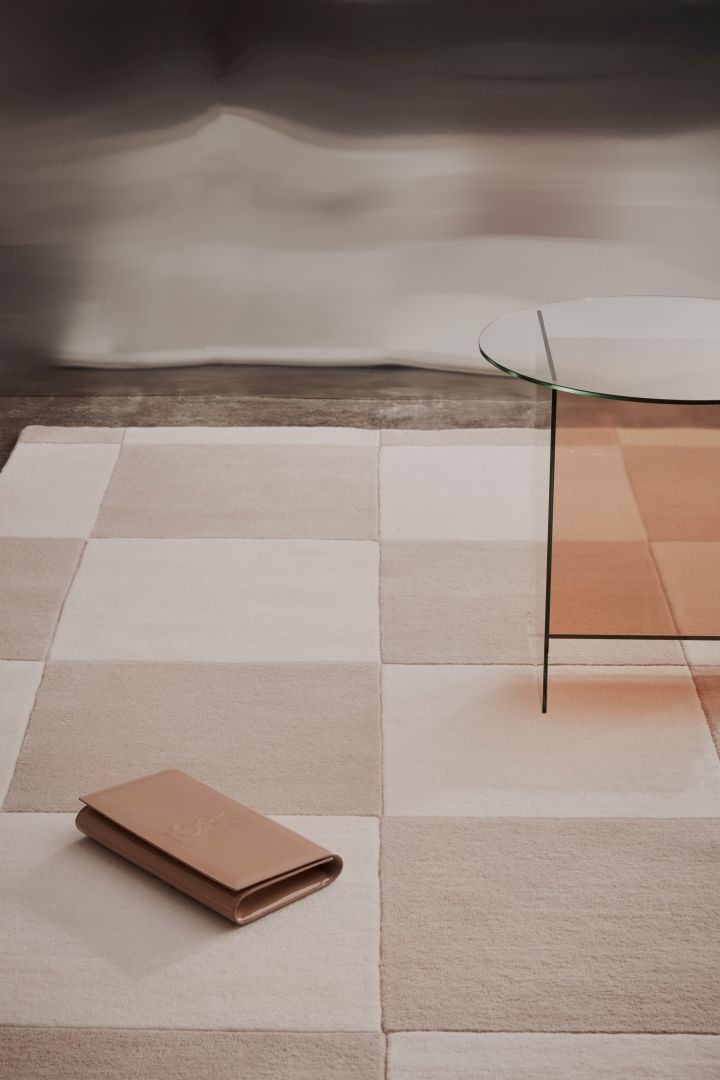 Get to know the Swedish design brand Tinted, here you see the checked rug hafstrom in shades of beige. 