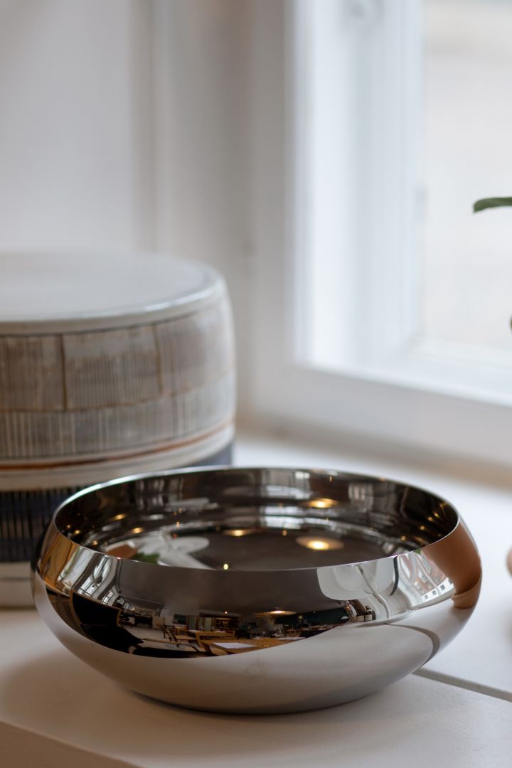 Here you see the NEST polished steel bowl from Kay Bojesen. 