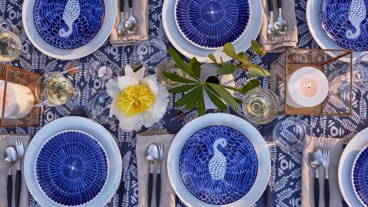 A blue and white table setting with Emma von Brömssen's blue and white porcelain Selma and cutlery Focus de Luxe from Gense for a bohemian look.