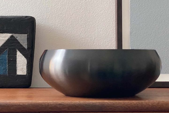 Here you see the Nest bowl in black from Kay Bojesen. 