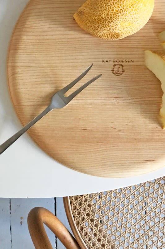 Here you see the wooden serving tray from Kay Bojesen with a serving fork. 