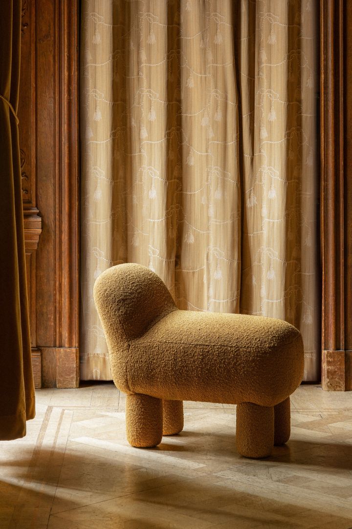 Mustard-coloured interiors are one of the trends in the autumn 2023 interior design - here you see the playfully shaped Lulu pouf from Design House Stockholm.
