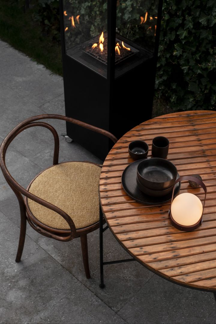 The Carrie lamp from Audo Copenhagen is a portable, portable lamp that resembles a lantern. Carrie is perfect to carry out to the garden or patio where it can illuminate the dining area or lounge corner.