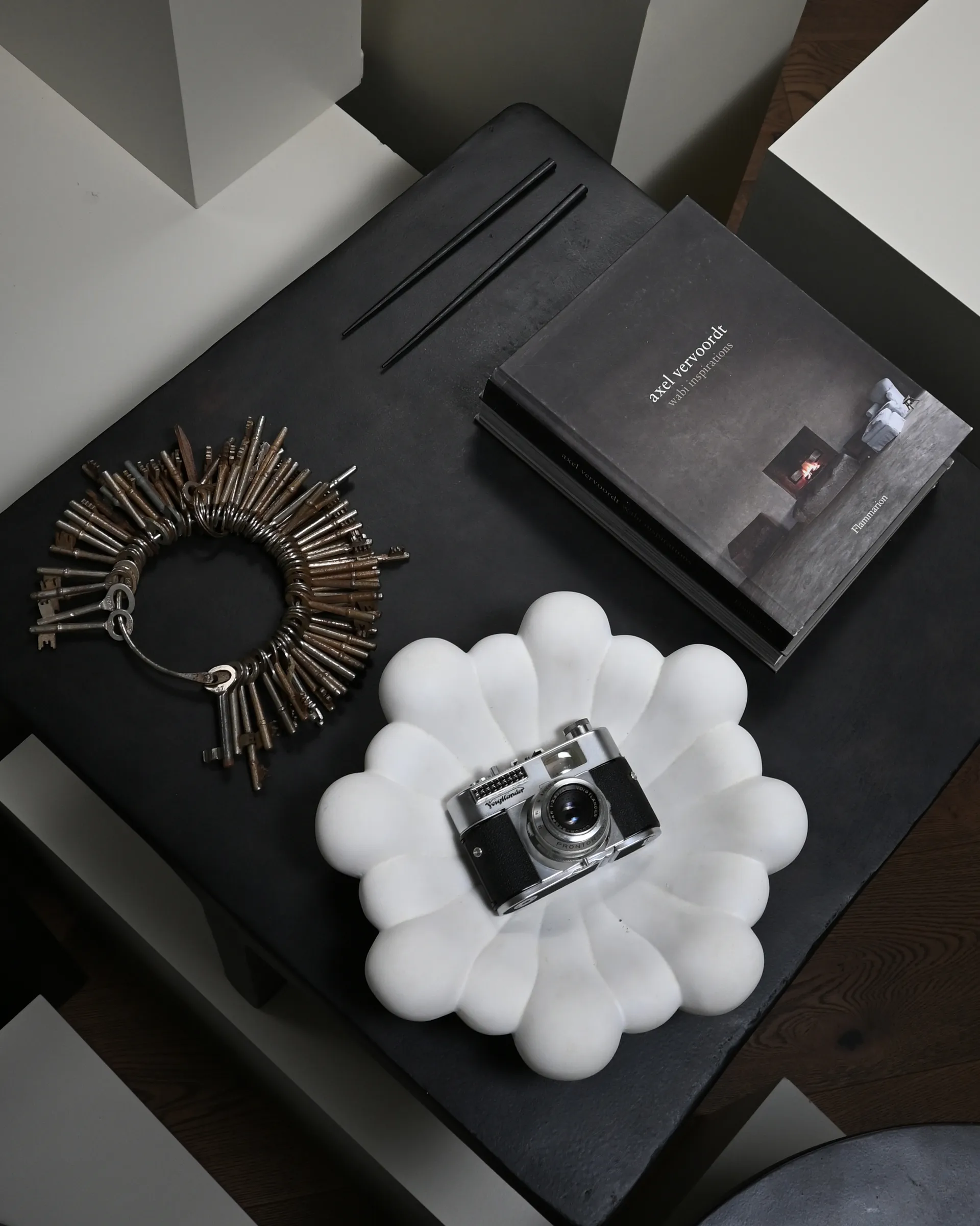 Bloom tray medio Ø28,5 cm, Bone white 101 Copenhagen