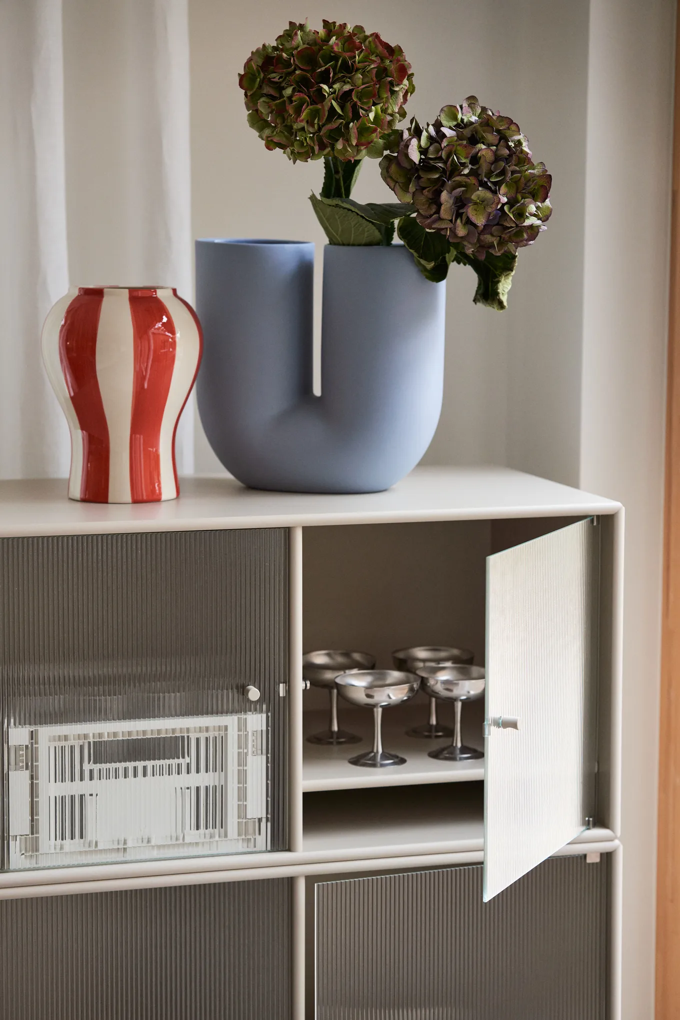 Ripple III display cabinet 69.6x117.6x38 cm from Montana 