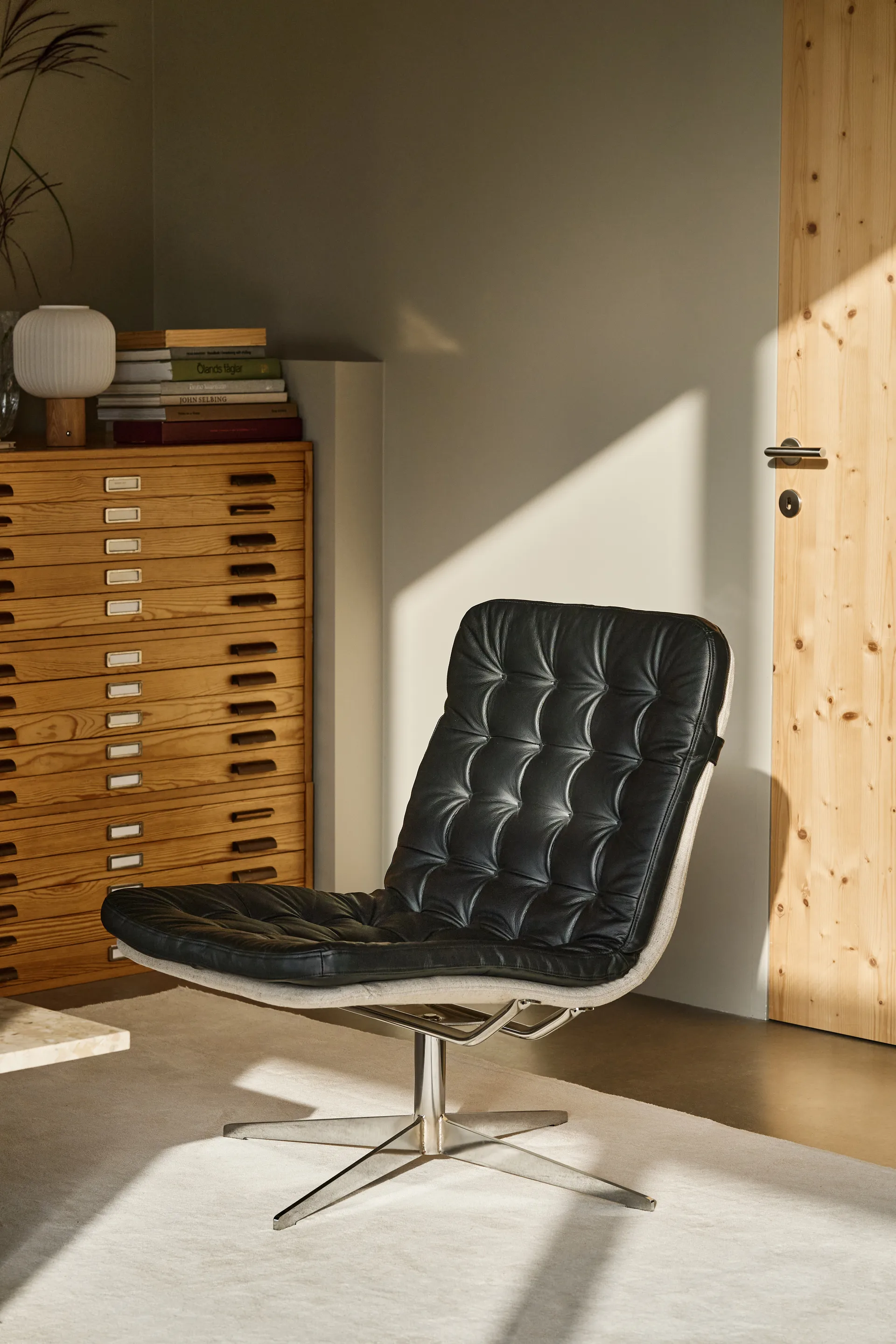 Loholm armchair with swivel function, Black leather-Bern Beige 0341 1898