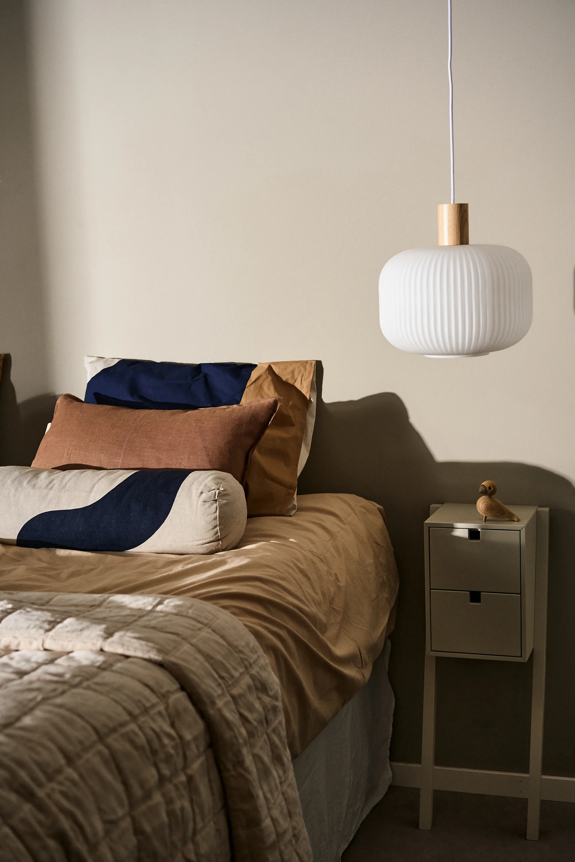 Square bed- and hall way shelf, Sand 1898