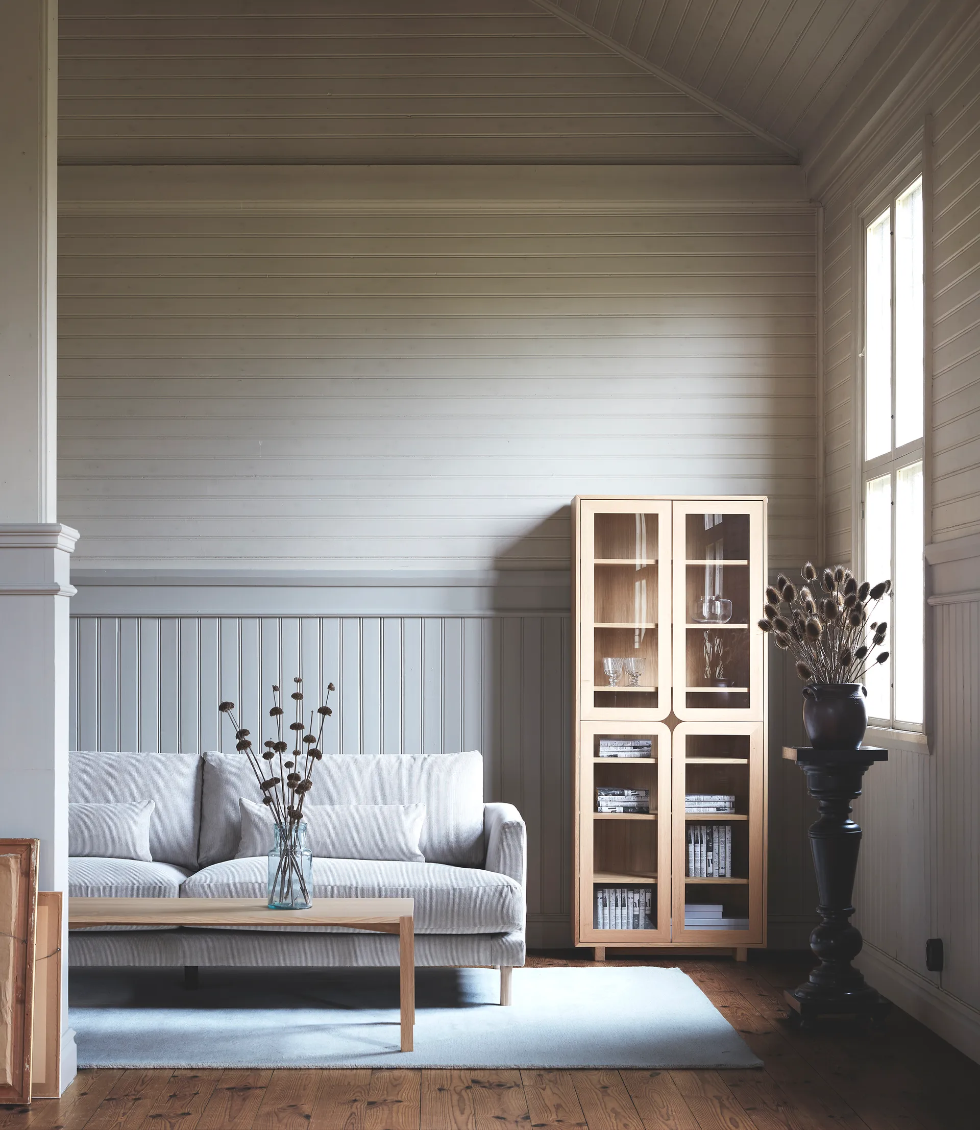 Vidja hight display cabinet, White pigmented oak 1898