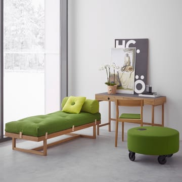 Stay day bed - Fabric green. body in oiled oak - A2
