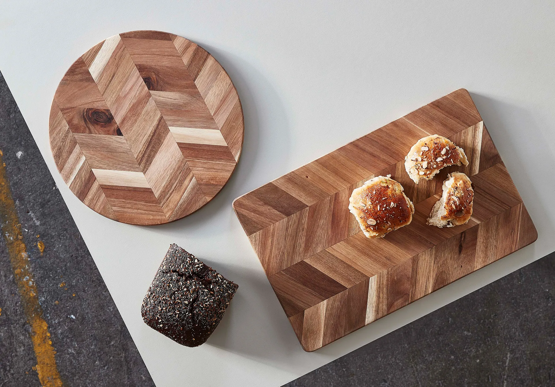 Heering bone cutting board Ø30 cm, acacia Aida