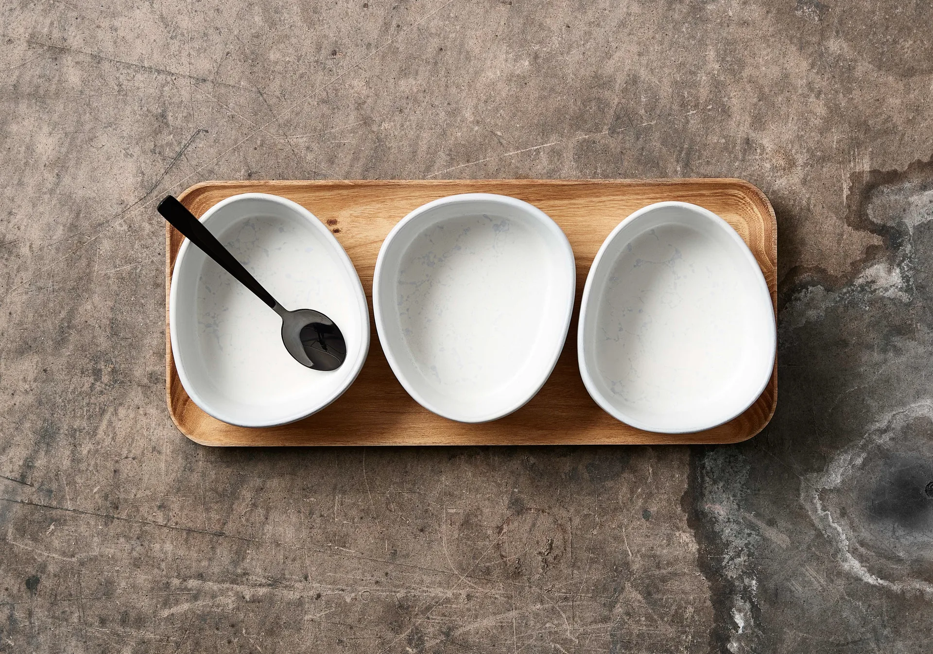 Raw Organic bowl set with wooden tray, Arctic White Aida