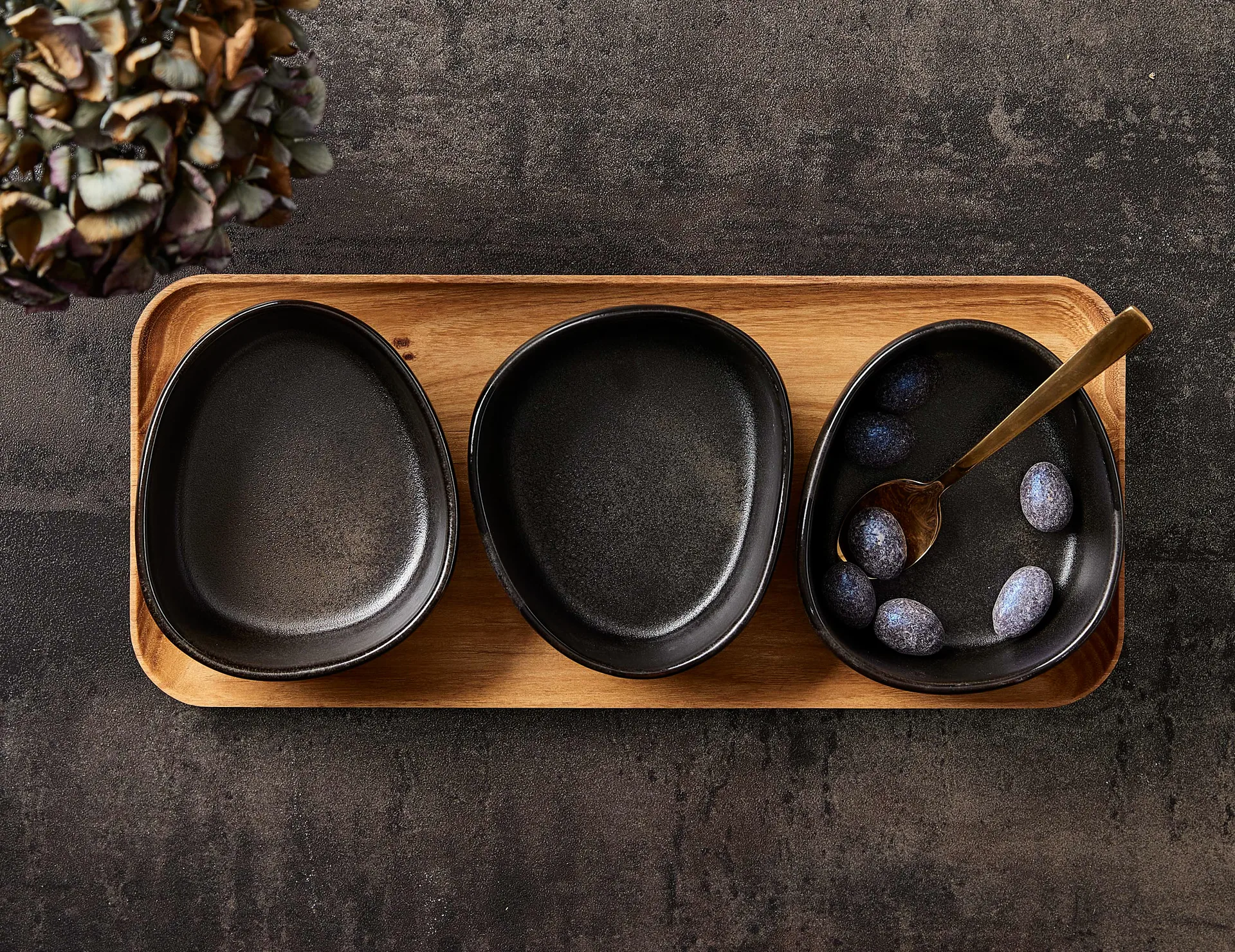 Raw Organic bowl set with wooden tray, Titanium Black Aida