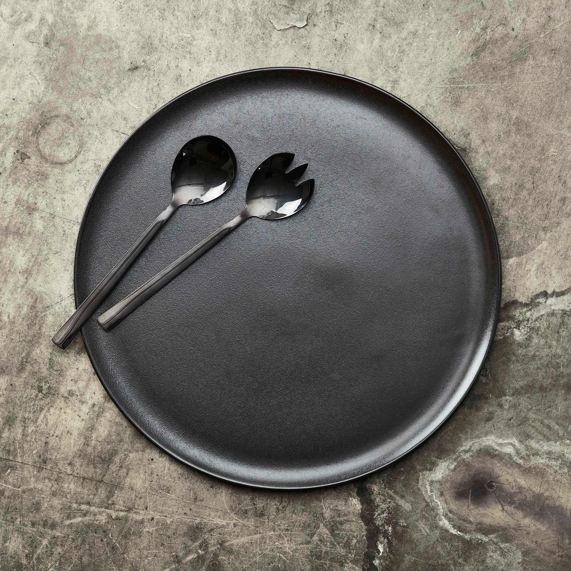 Raw serving saucer Ø 42 cm, Titanium Black Aida