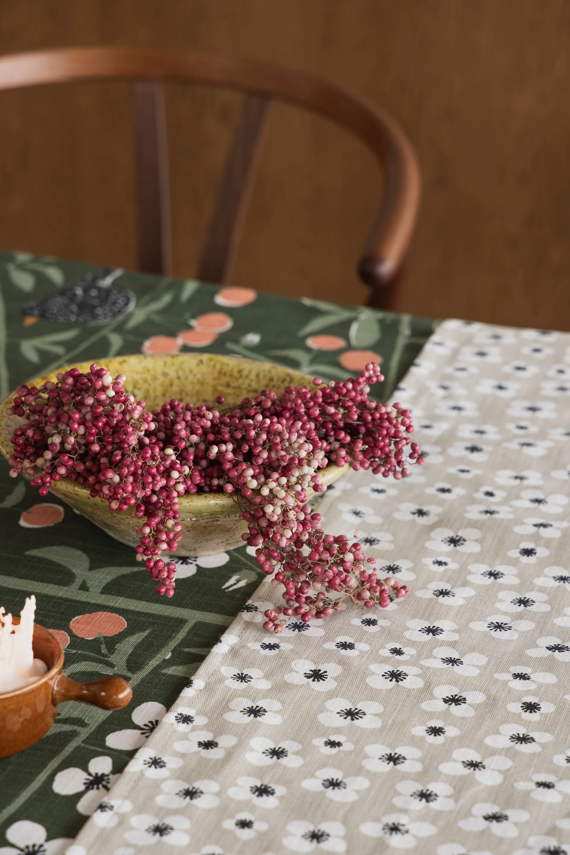 Cherry Garden tablecloth, Dark green, 145x250 cm Almedahls