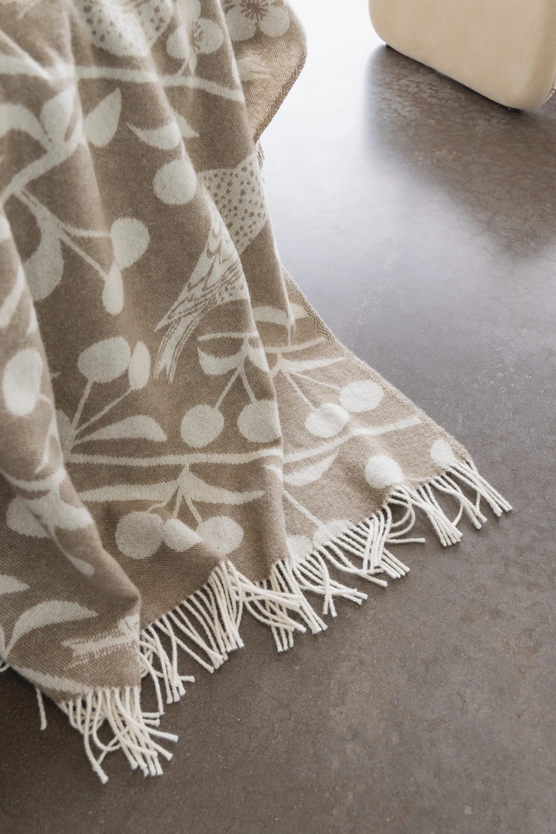 Cherry Garden throw 130x170 cm, Brown-offwhite Almedahls