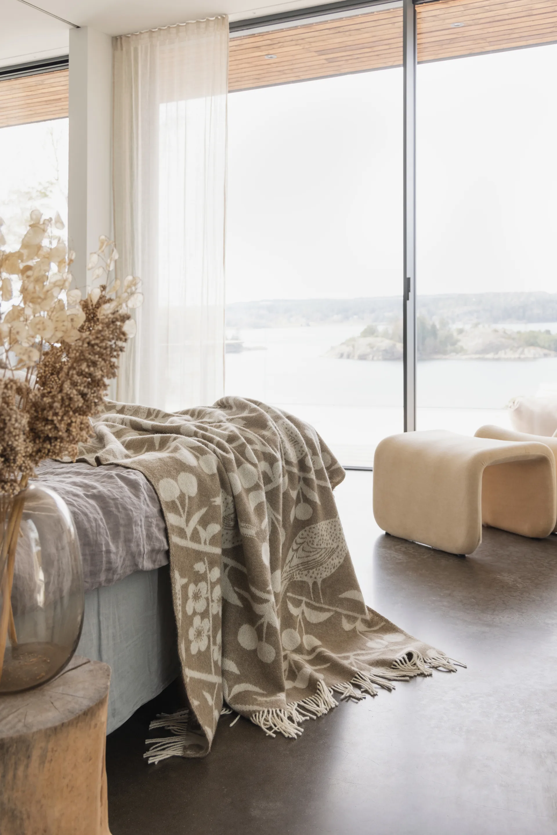 Cherry Garden throw 130x170 cm, Brown-offwhite Almedahls