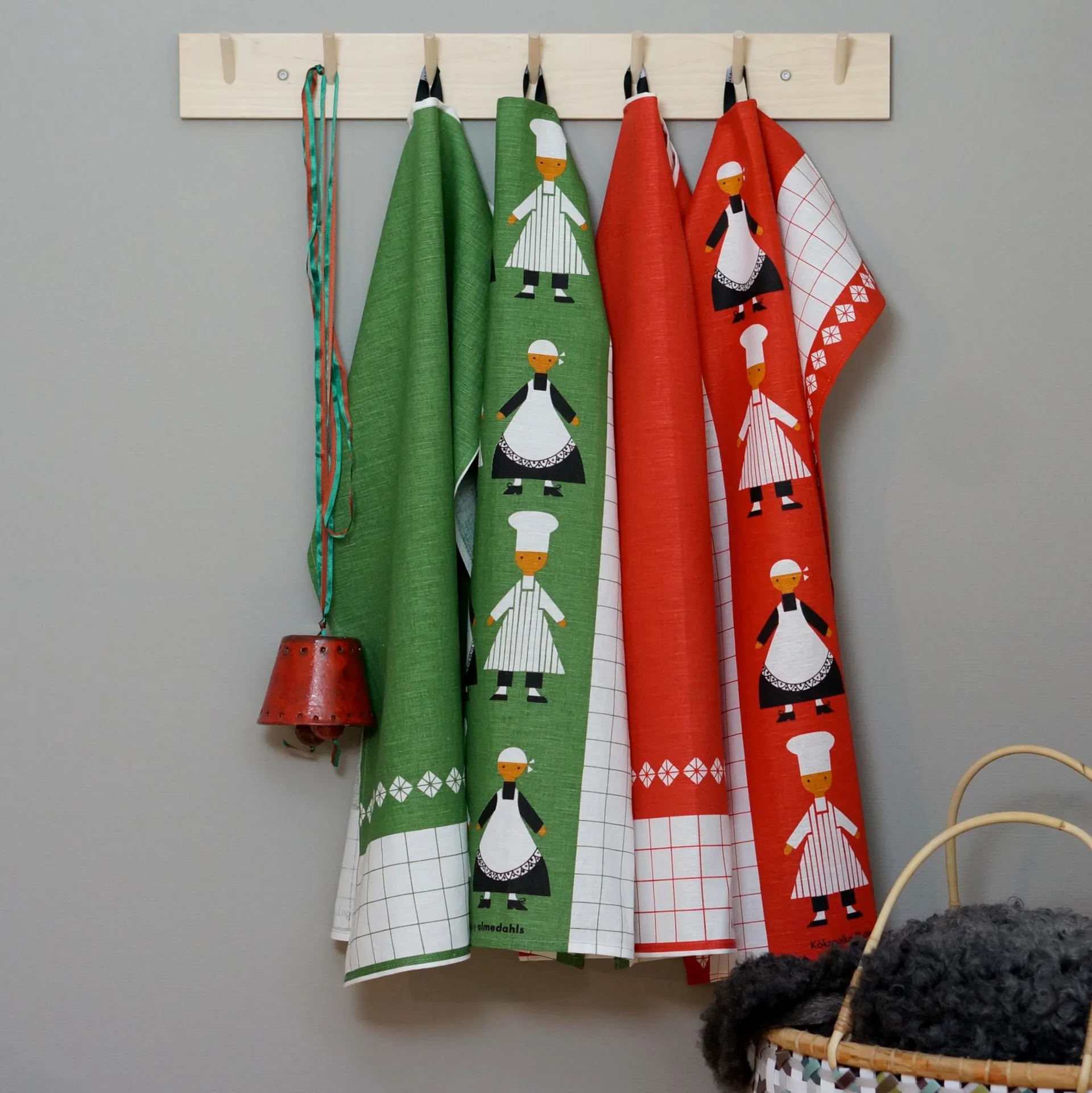 Kökspolka kitchen towel, red Almedahls