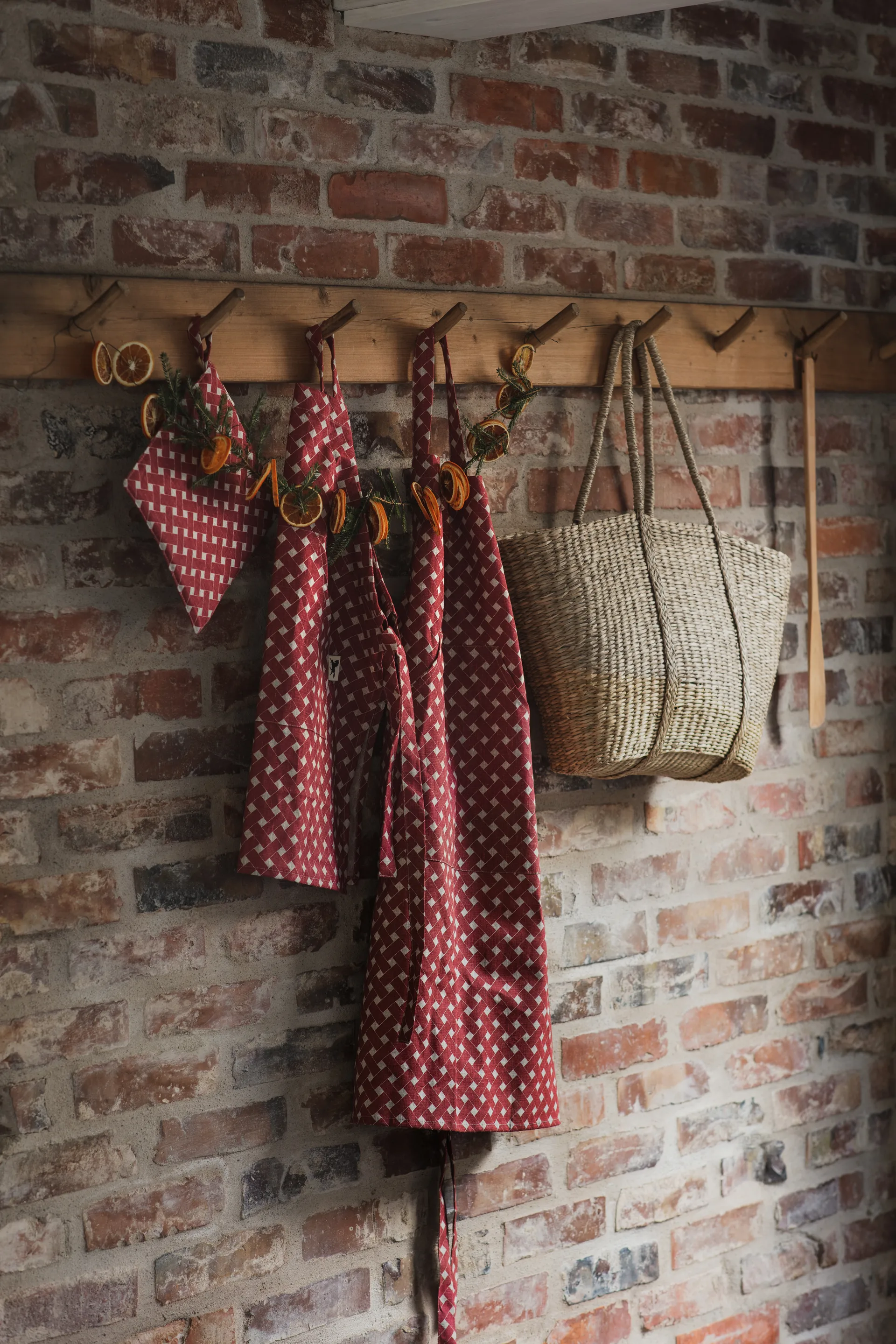 Korg apron barn, Red Almedahls