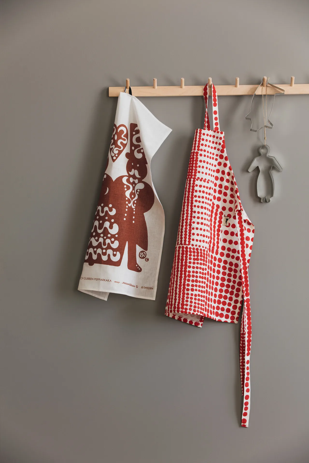 Polka dot apron children, Red-white Almedahls