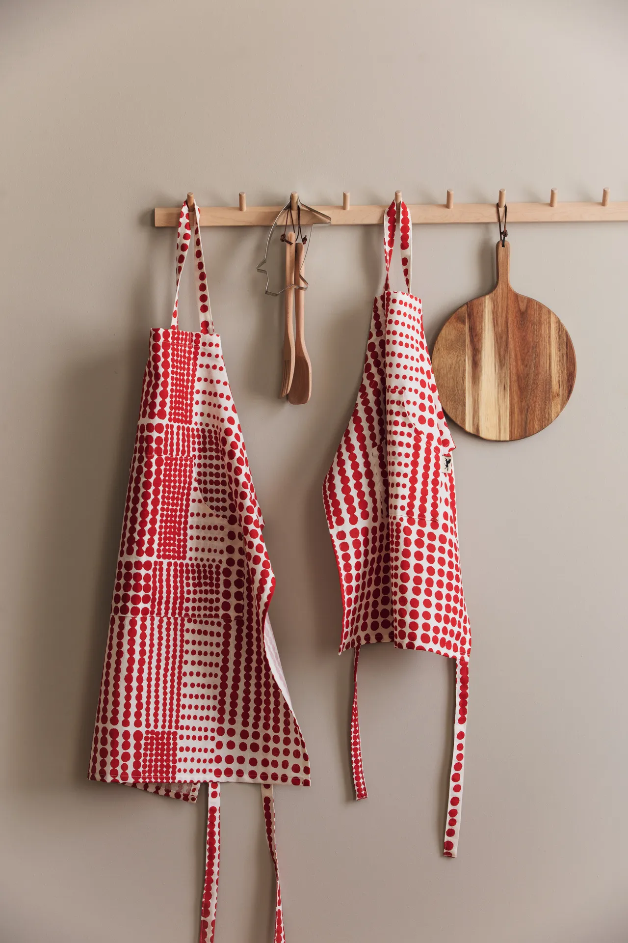 Polka dot apron, Red-white Almedahls