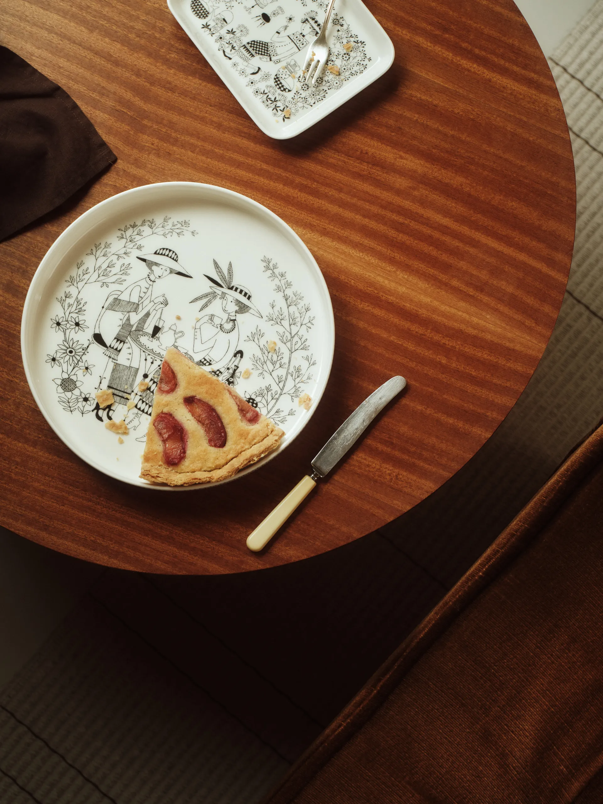 Emilia plate 15x19 cm, Black-white Arabia