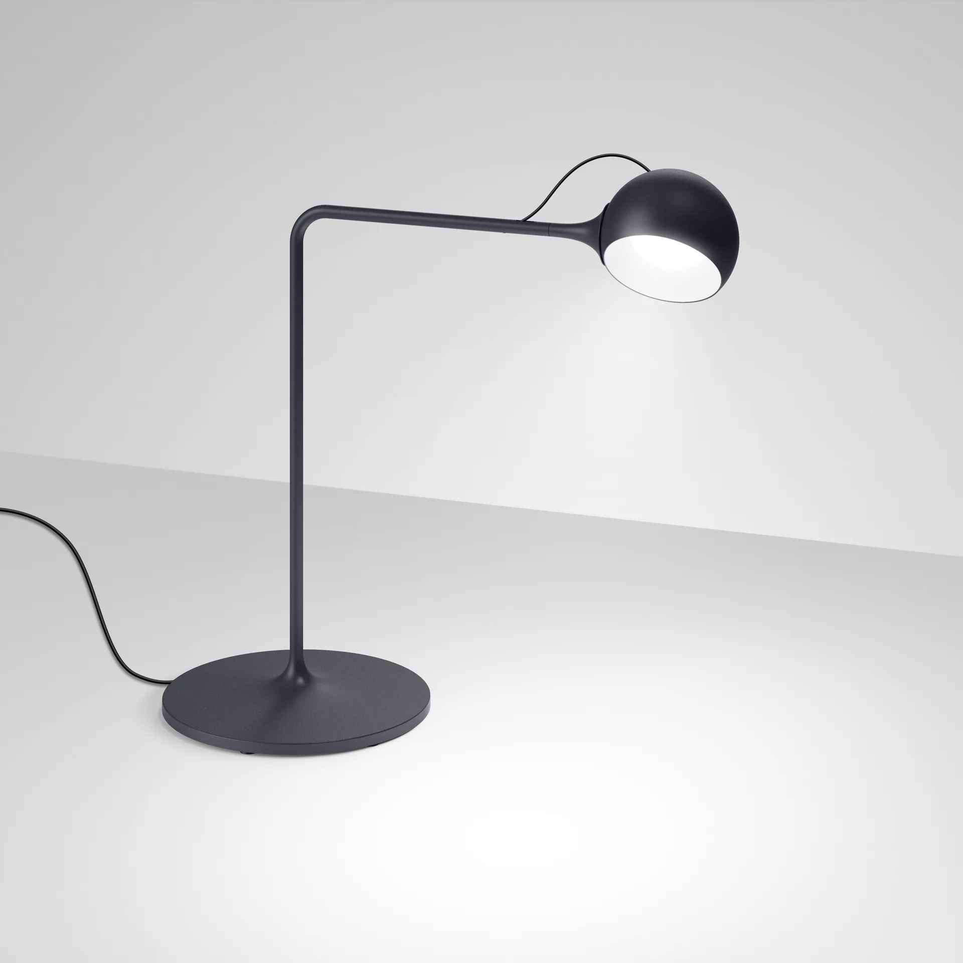 Ixa table lamp, Anthracite Artemide