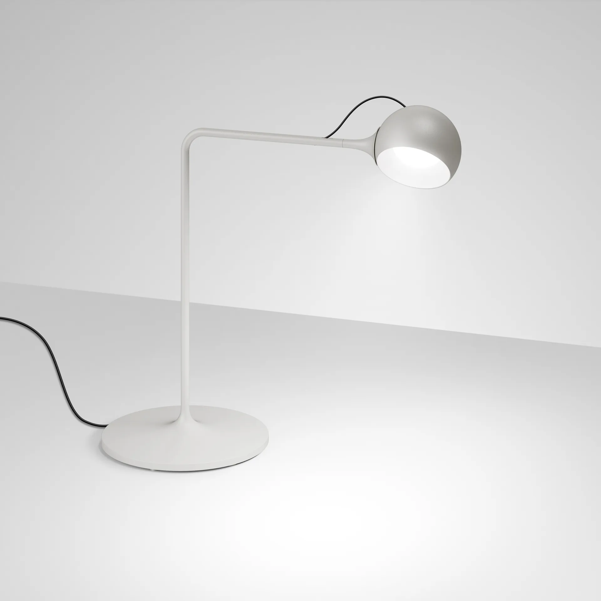 Ixa table lamp, White-grey Artemide