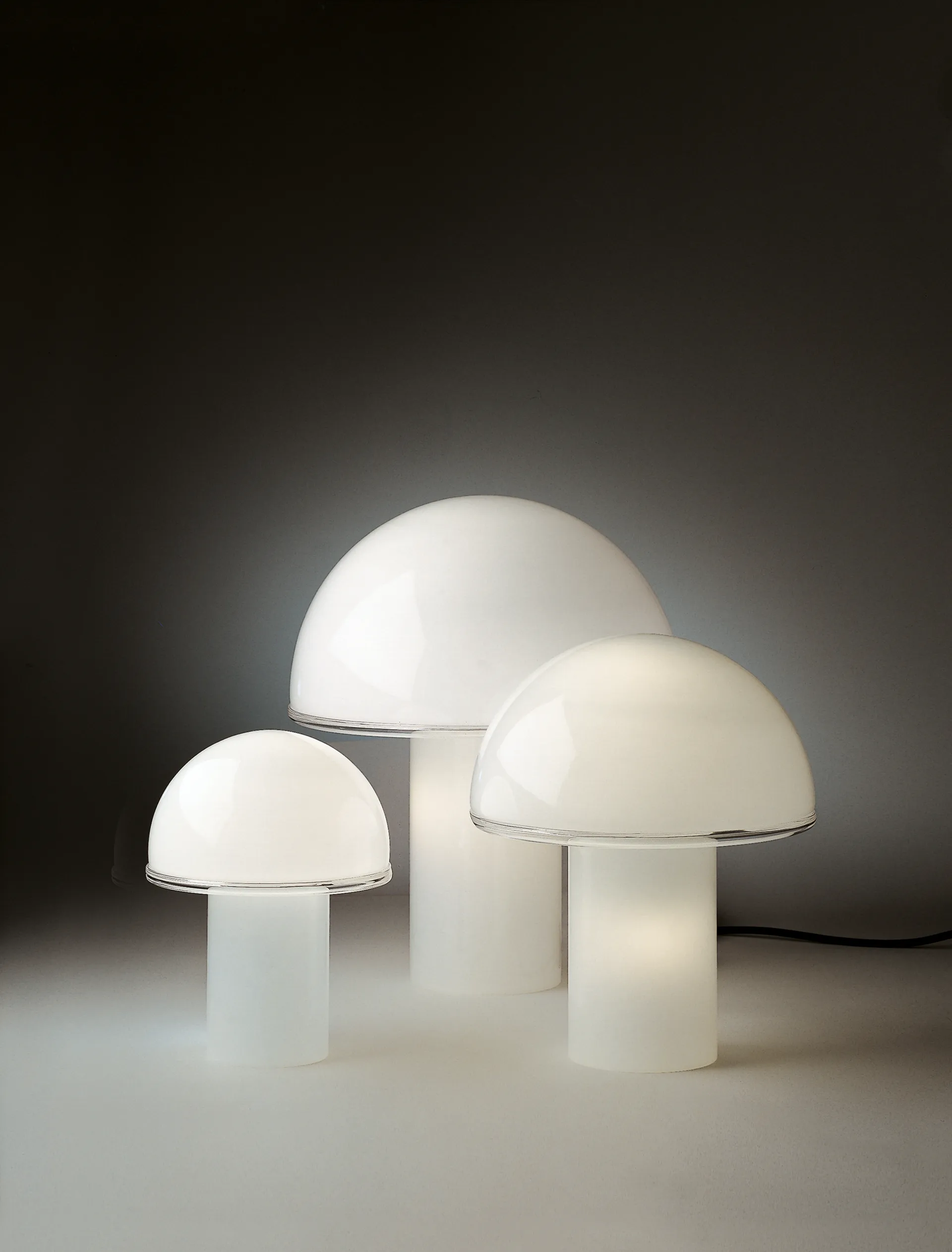 Onfale Medio table lamp Ø28 cm, Opal white Artemide