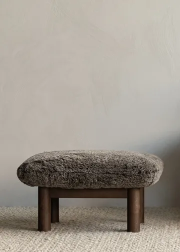 Brasilia footstool - Sheepskin root brown-dark oak - Audo Copenhagen