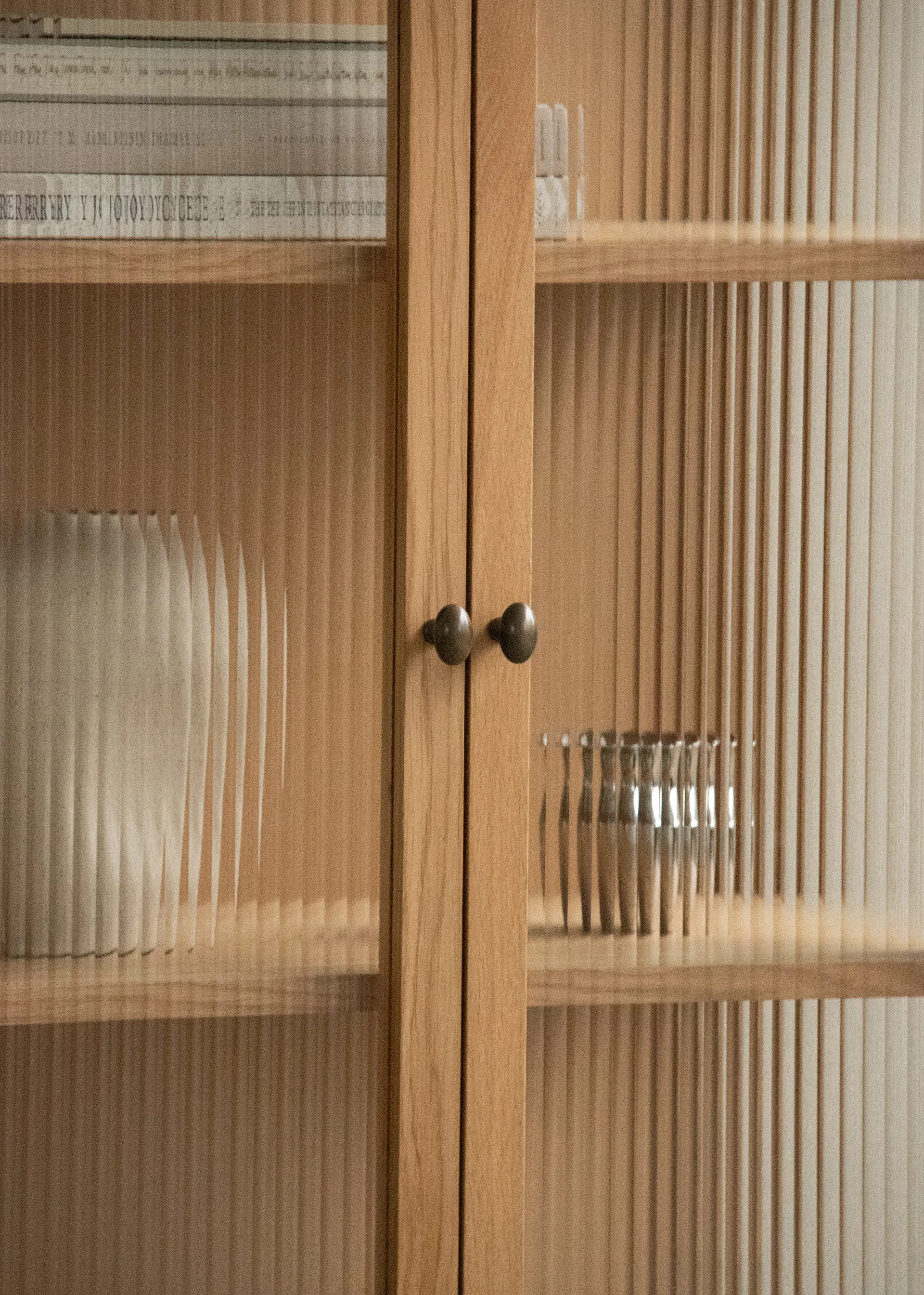 Curiosity cabinet with glass doors 143 cm, Oak Audo Copenhagen