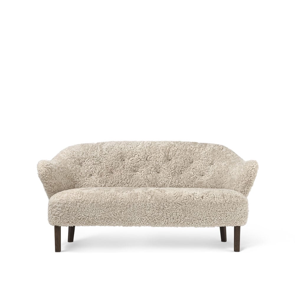 Audo Copenhagen Ingeborg 2.5-seat sofa Sheepskin moonlight-leg oak