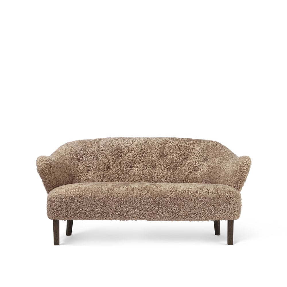 Audo Copenhagen Ingeborg 2.5-seat sofa Sheepskin sahara. leg oak