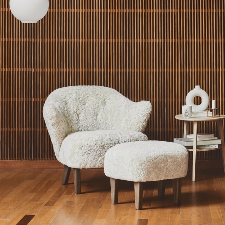 Ingeborg armchair set - Sheepskin sahara, incl. footstool, legs smoked oak - Audo Copenhagen