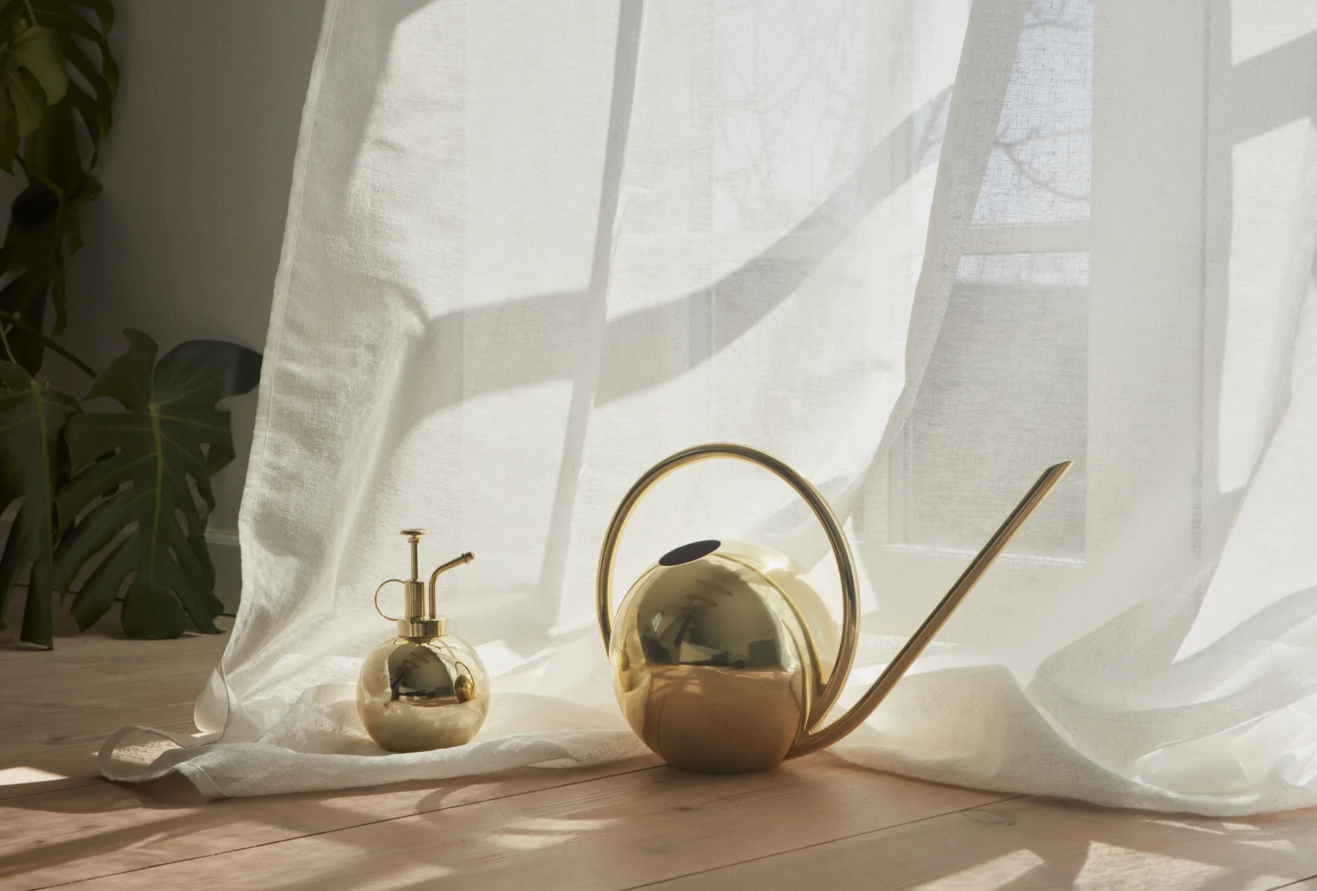 Globe watering can 23 cm, Gold AYTM