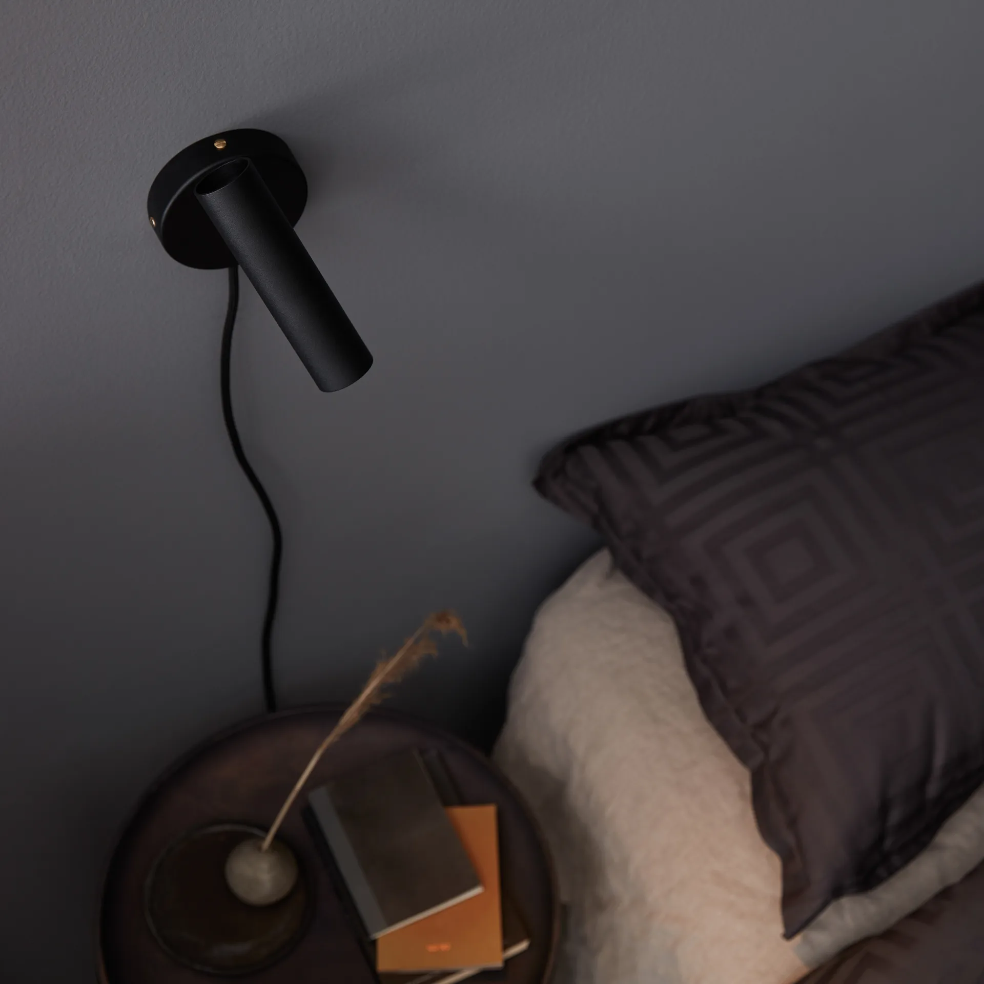 Slender wall lamp, black Belid