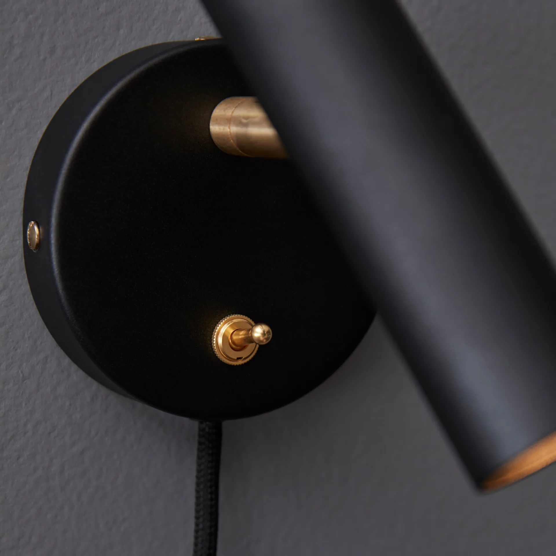 Slender wall lamp, black Belid