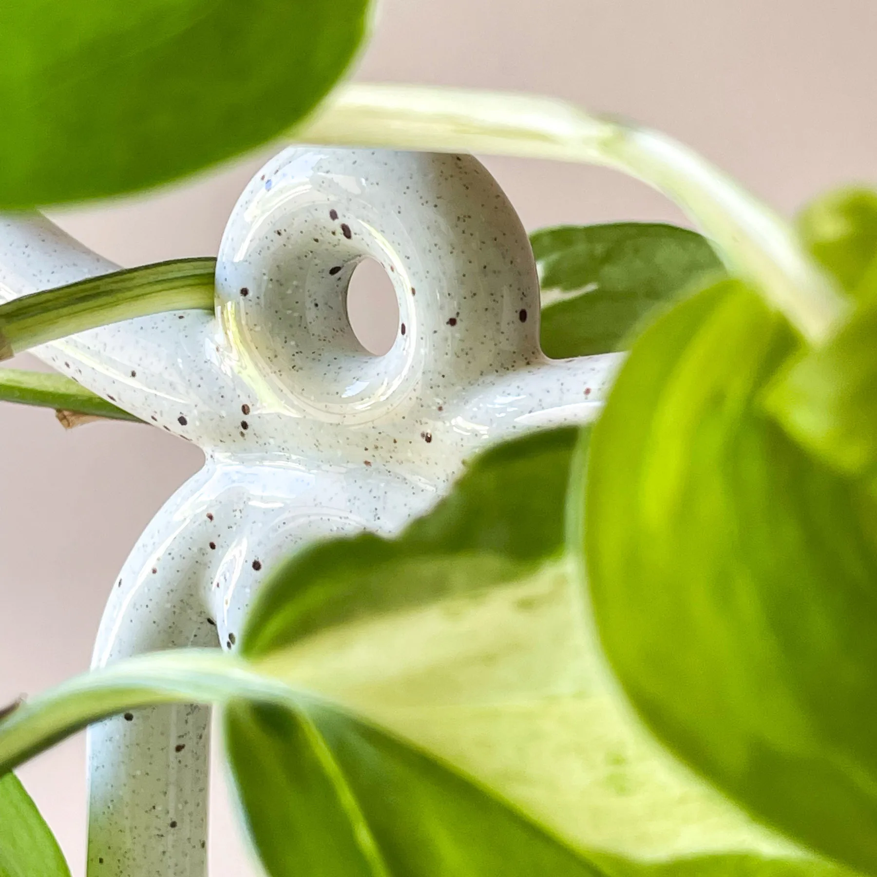 Folk Yuma plant support, Pebble White Bergs Potter