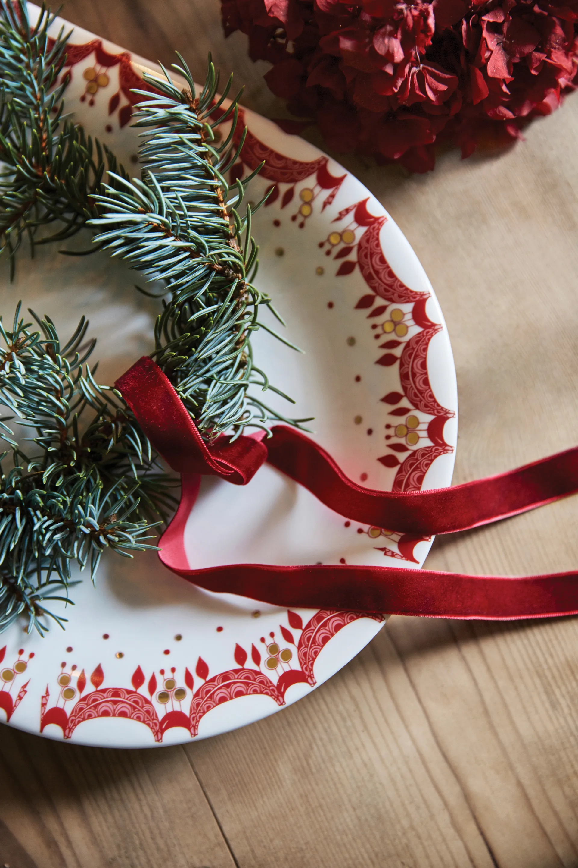 Guirlande serving saucer red 39x23.5, Red Bjørn Wiinblad