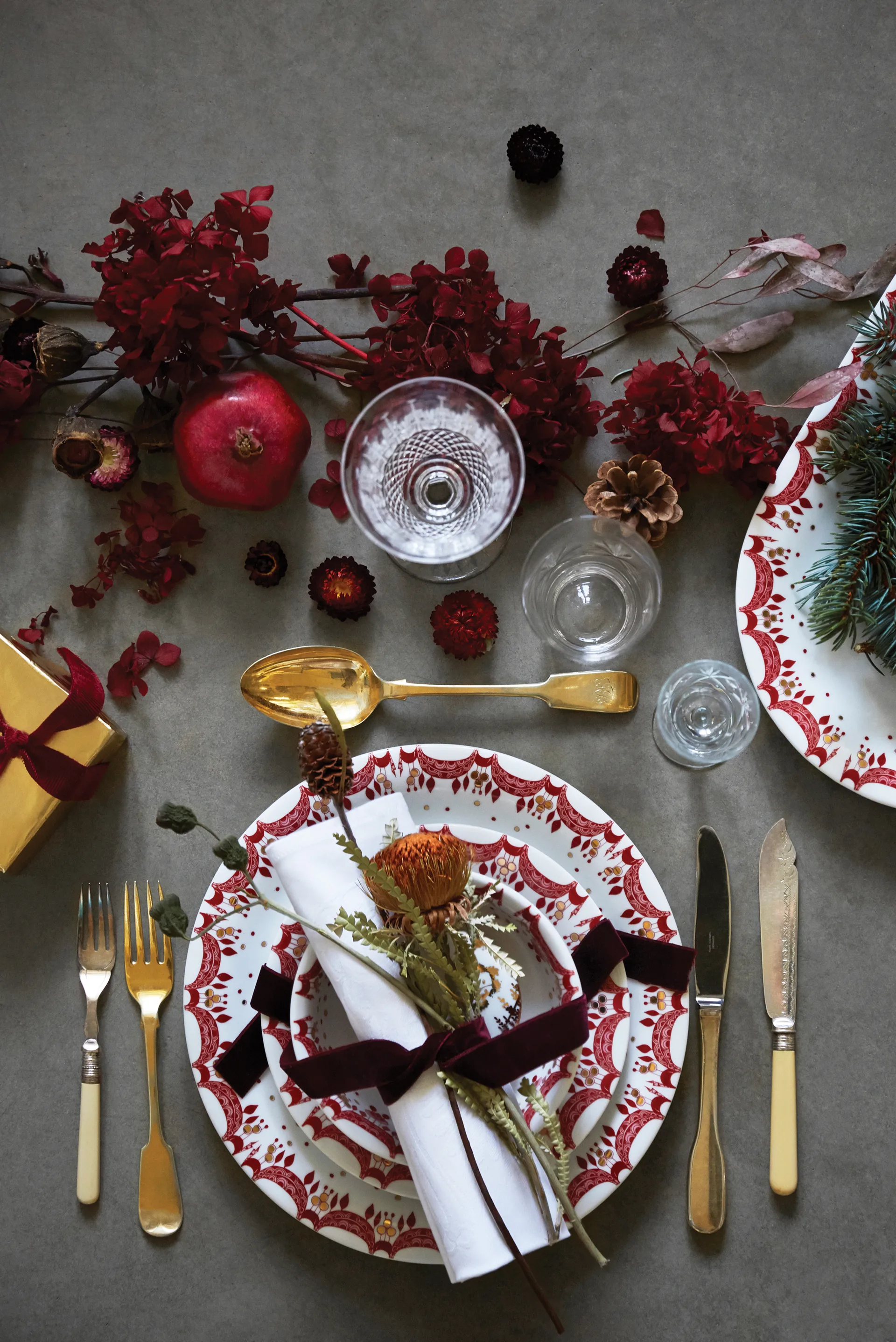 Guirlande serving saucer red 39x23.5, Red Bjørn Wiinblad