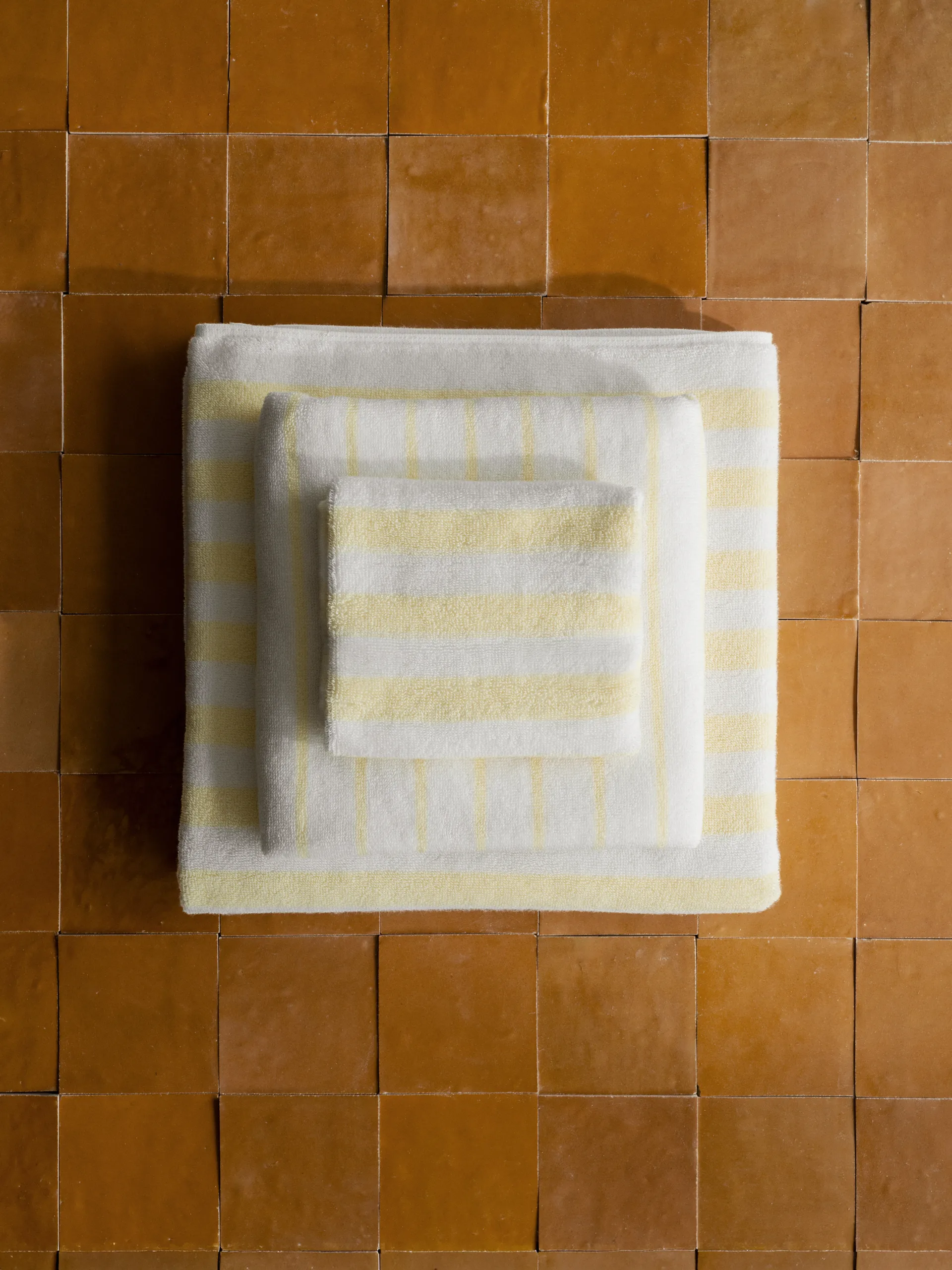 Arto towel, Transparent yellow-white, 50x100 cm blomus