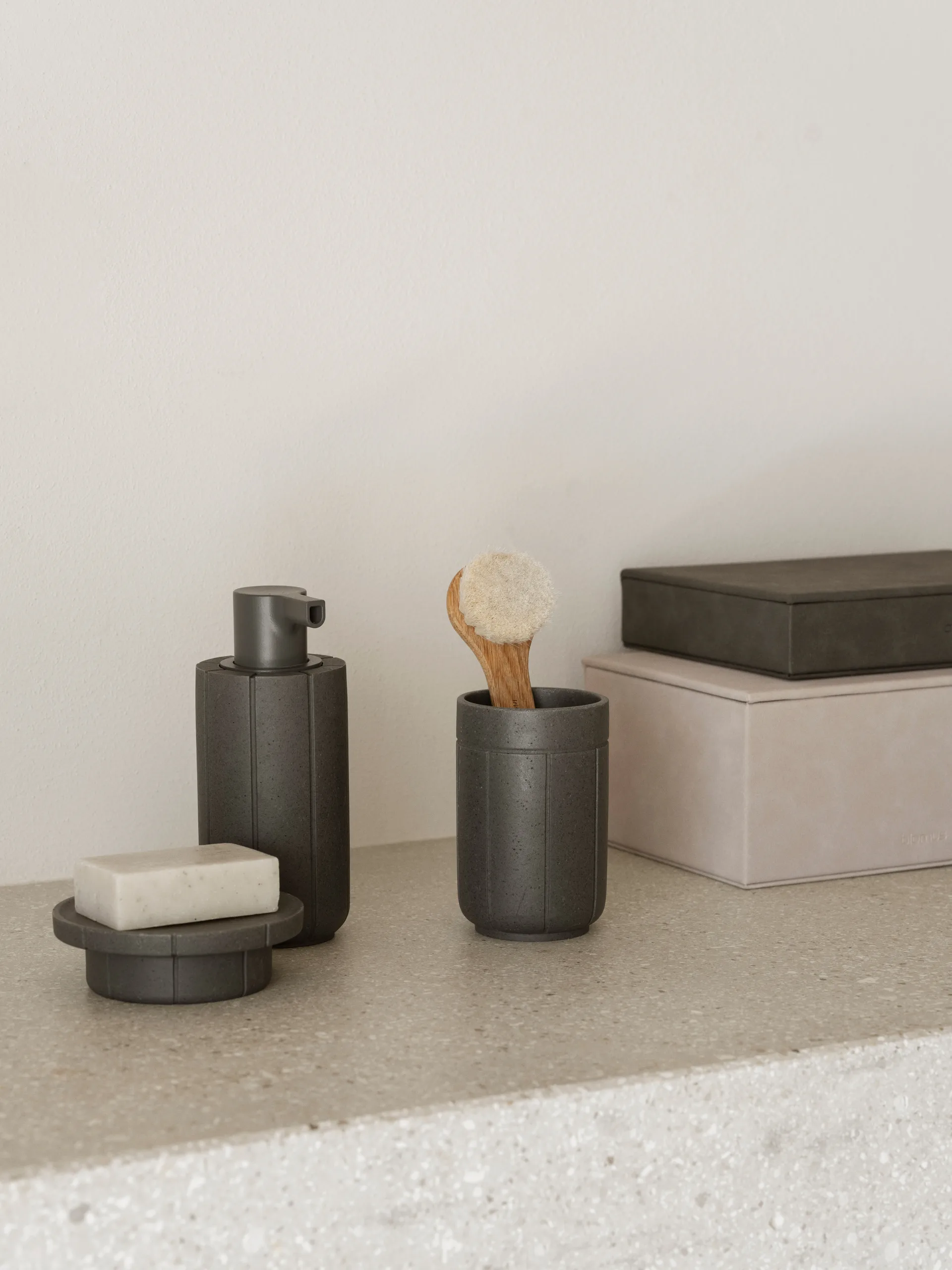 Kua soap dispenser, Cedar Wood, 30 cl blomus