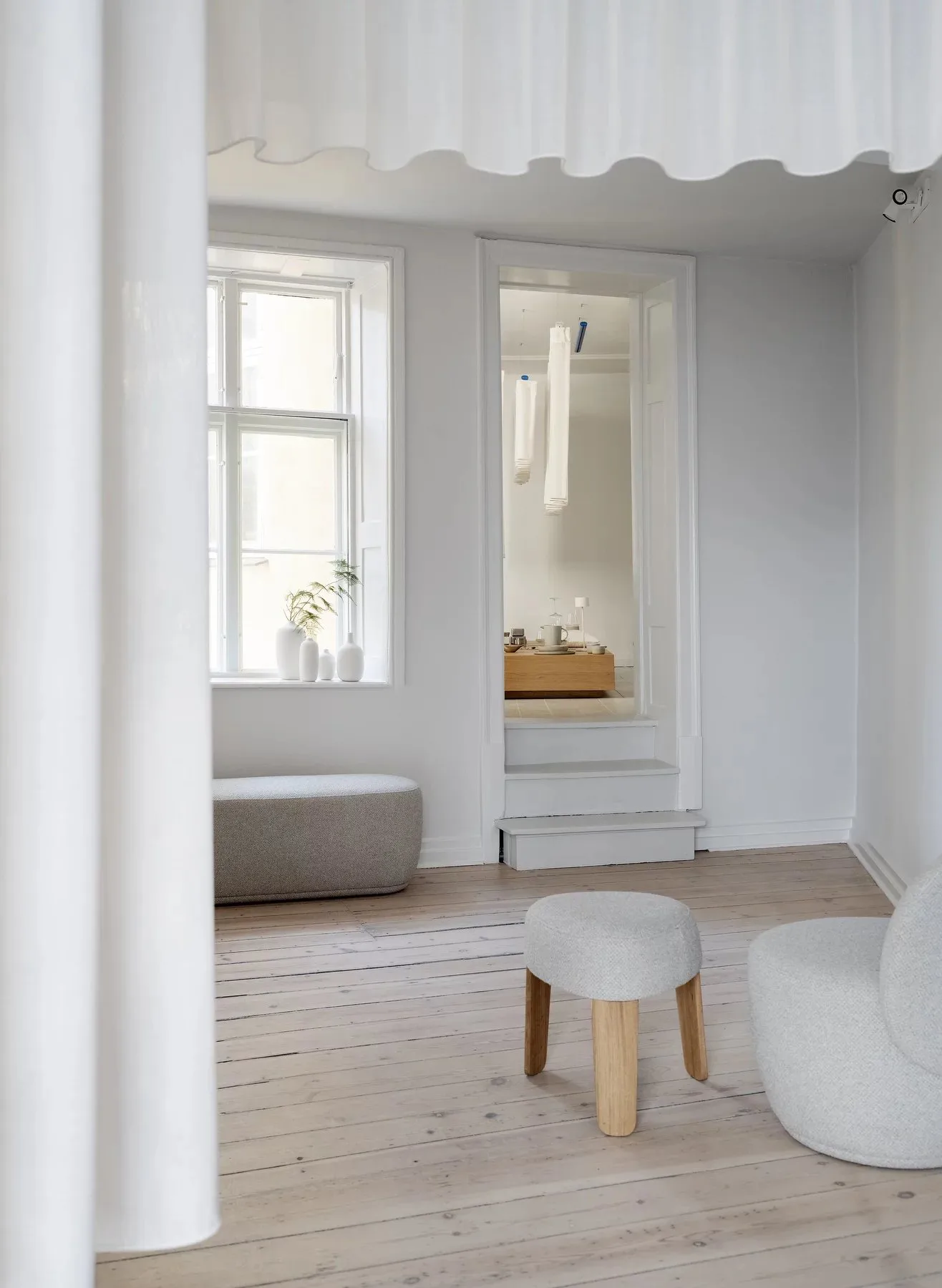 Kuon stool Ø47x45 cm, Boucla Beige blomus