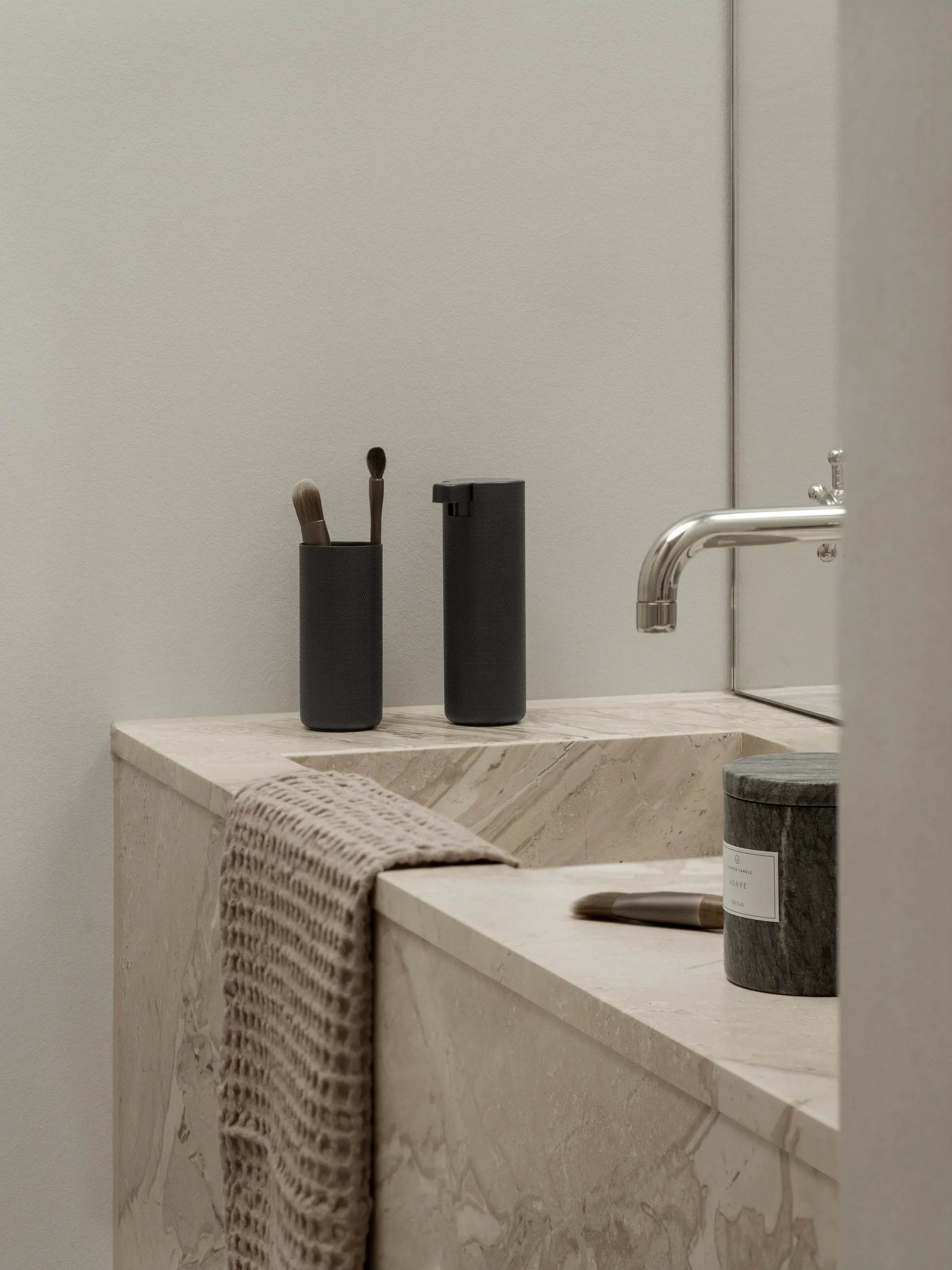 Modo Rof soap dispenser, Black, 165 ml blomus
