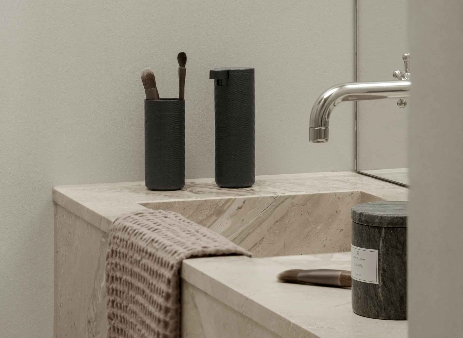 Modo Rof toothbrush holder, Black, Ø5.5x12 cm blomus