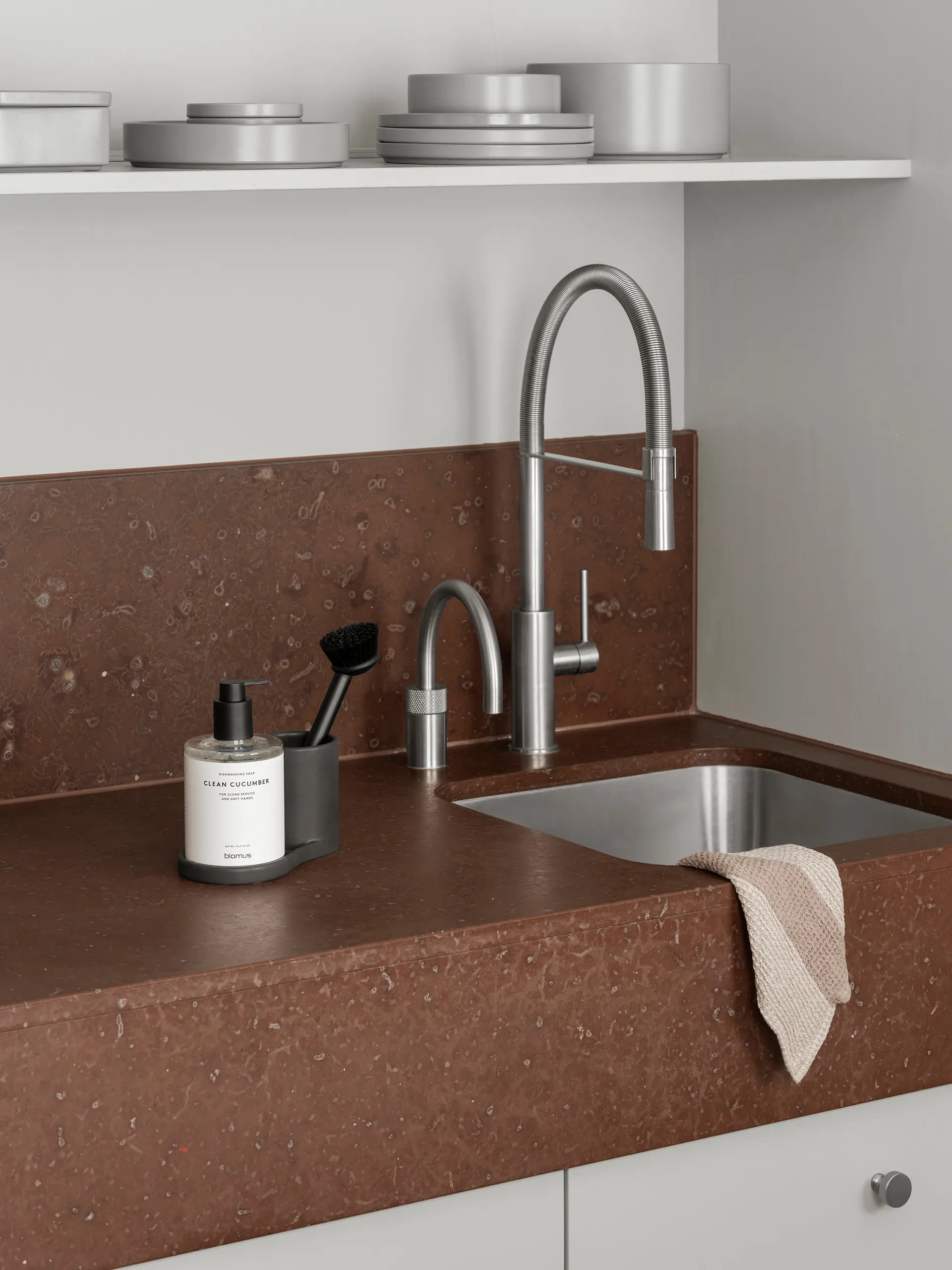 Piro dish brush and soap holder, Black blomus