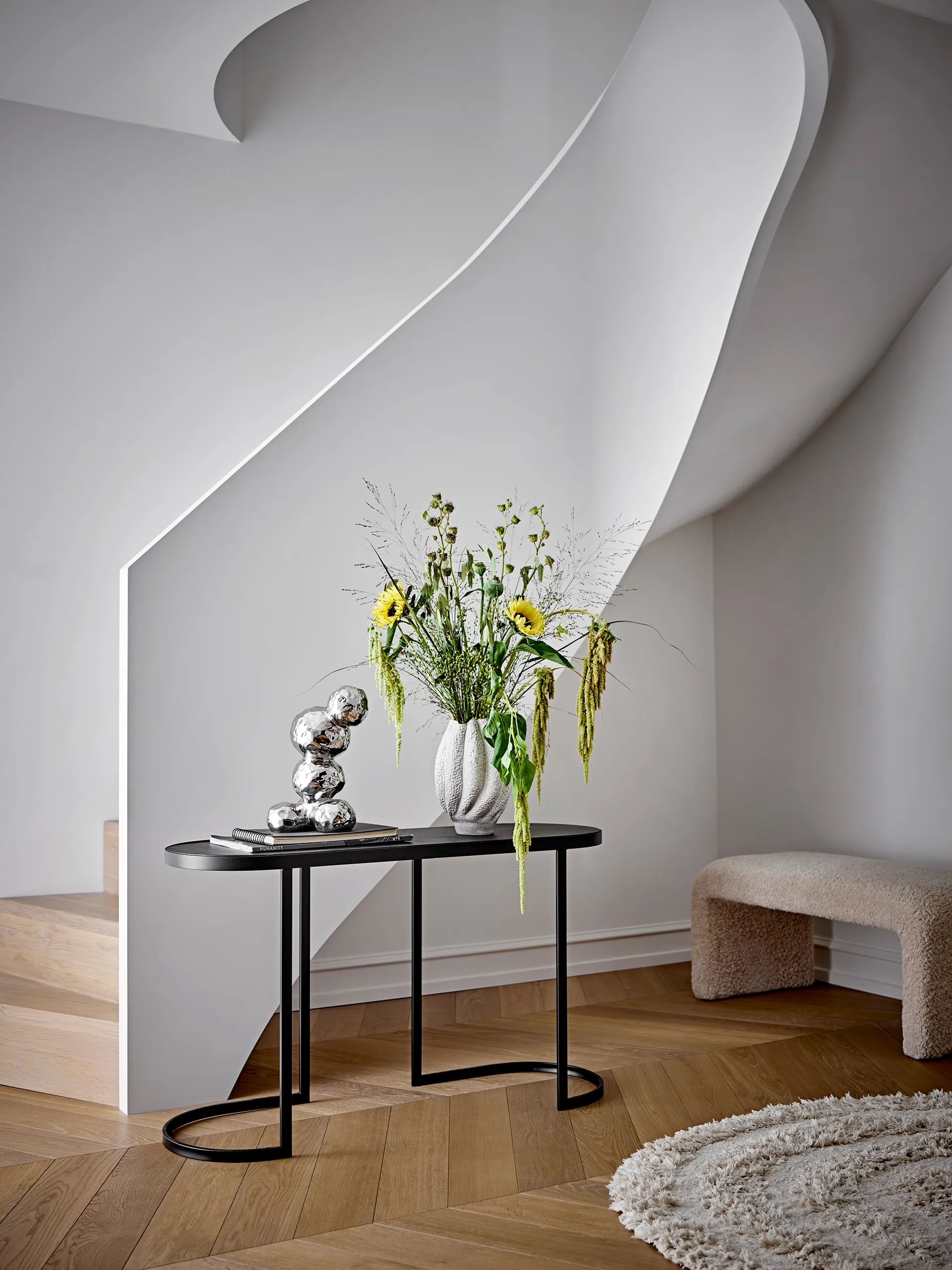 Bobby sculpture, Silver Bloomingville