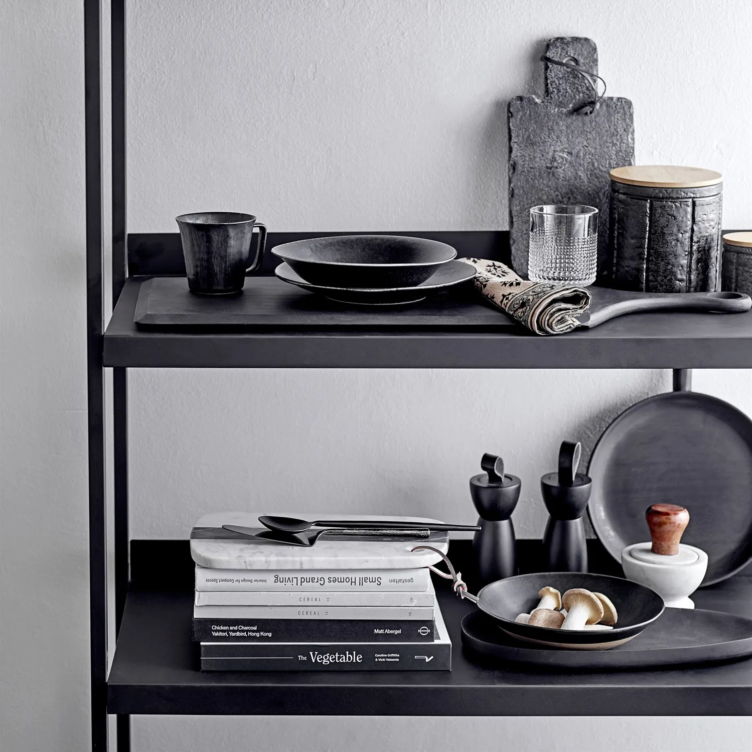 Yoko plate 27.5 cm 4-pack, black Bloomingville