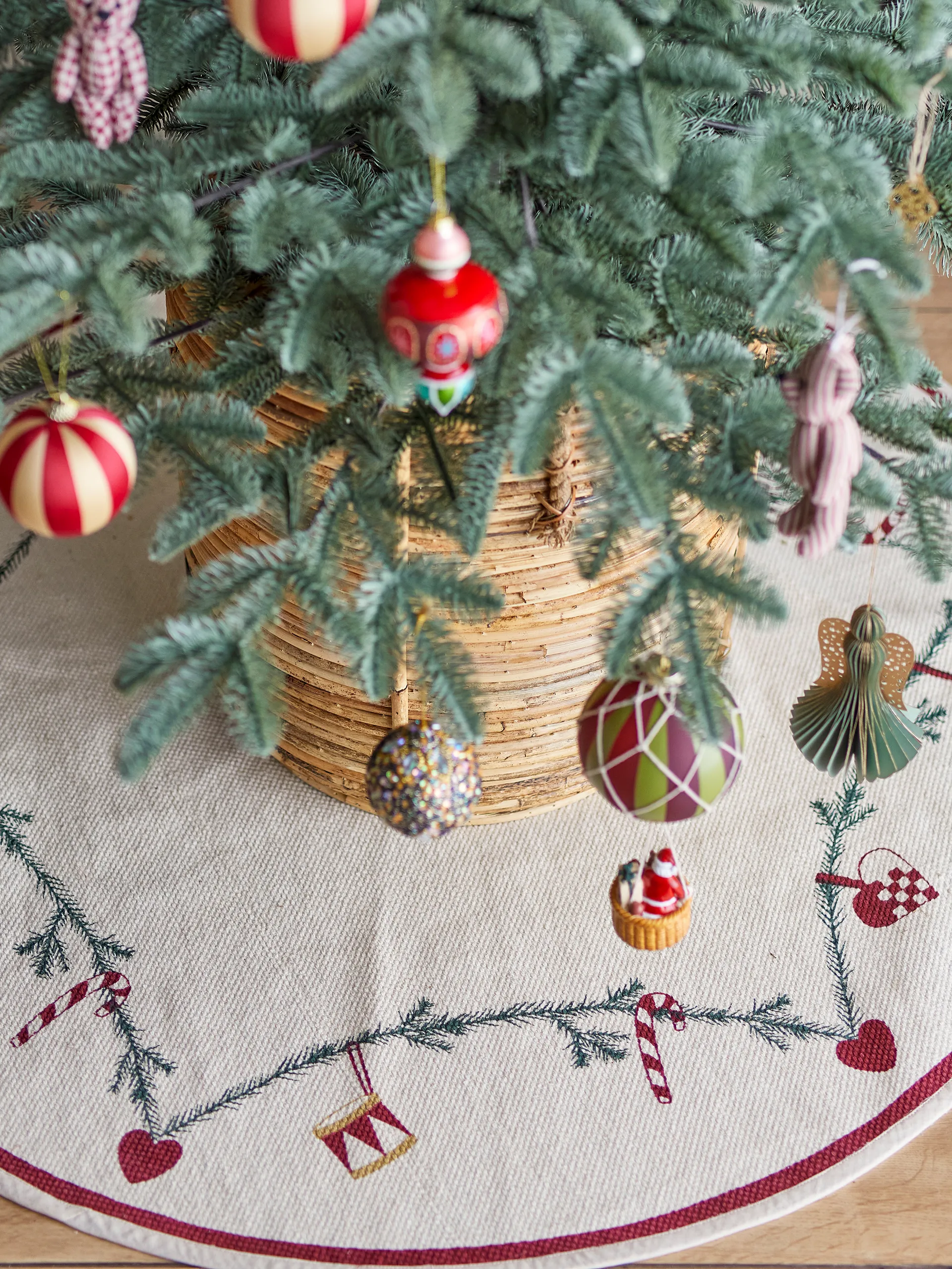 Yule Christmas tree skirt Ø110 cm, Red Bloomingville