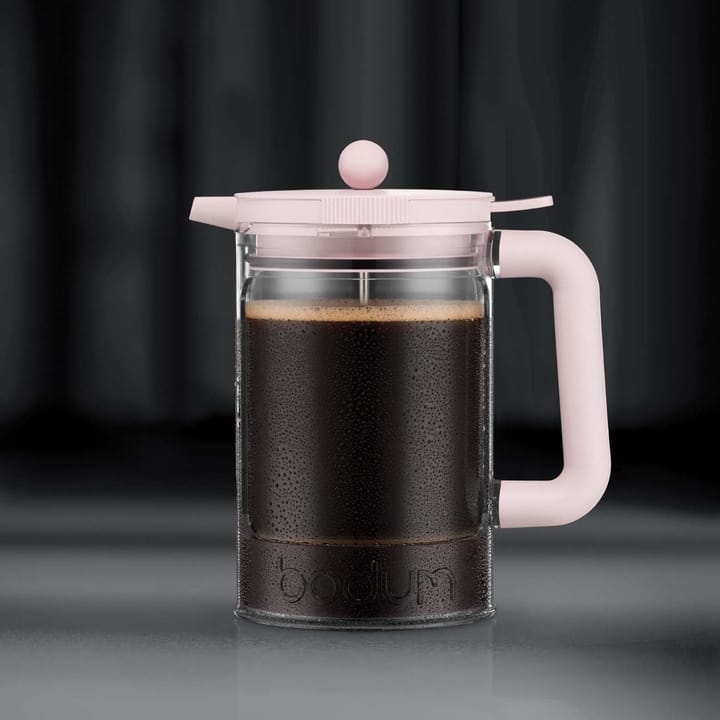 https://www.nordicnest.com/assets/blobs/bodum-bean-coffee-press-cold-brew-12-copper-strawberry-pink/44262-02-02-984fa81dec.jpg?preset=tiny&dpr=2
